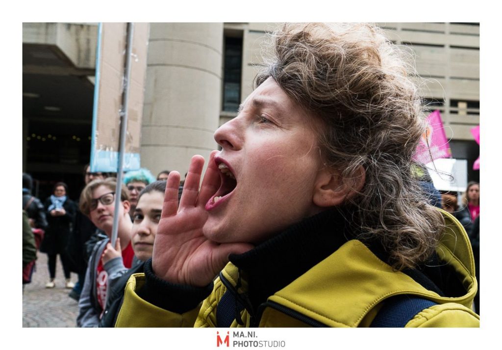 donna attivista durante il presidio per legge regionale contro l'omotransfobia a Bologna