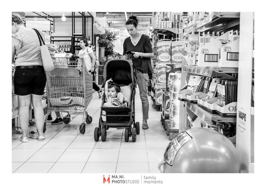 Madre e figlio fanno la spesa al supermercato
