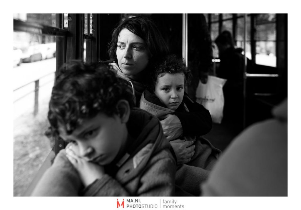 Ritrattio di una madre con i suoi due figli sul tram a milano