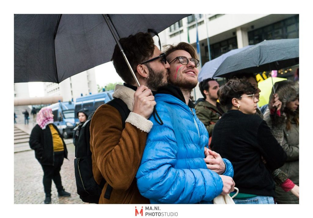 due ragazzi innamorati durante il presidio per legge regionale contro l'omotransfobia a Bologna