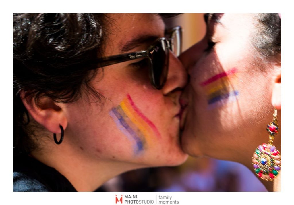 una coppia di lesbiche durante il Modena Pride