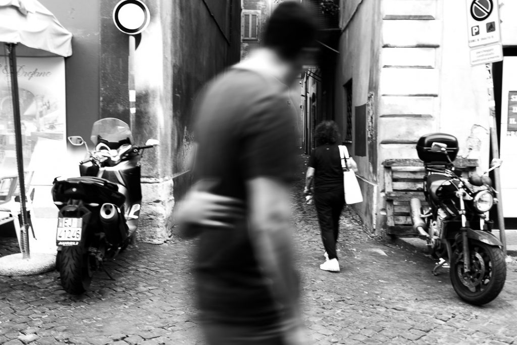 coppia sta passeggiano per le strade di roma