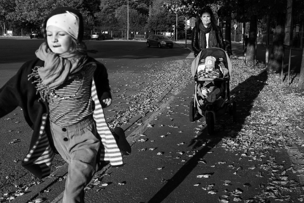 Fotografia documentaria di famiglia la madre ad i figli vanno a scuola