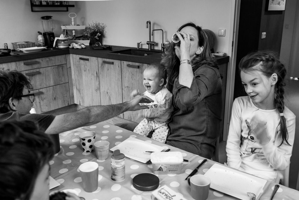 Fotografia documentaria di famiglia, reportage per famiglie Lavinia Nitu famiglia fa colazione